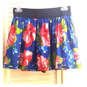 Hollister flowered skirt sz S EUC